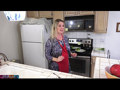 ❤️ Ibu tiri memerah susu dia di dapur sebelum kencannya ❤️❌ Video seks di id.pornhills-com.ru